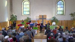 Culte télévisé à Dombresson - Paroisse du Joran, EREN et Flûor, orchestre de flûtes traversières - Diane Friedli et Barbara Minder - Tiré d'une archive vidéo RTS