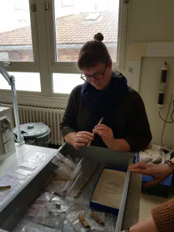 Barbara Minder tenant dans ses mains une flûte d'Isturitz (env. -20'000 ans av. JC) - Avec Charlotte Schneider - Musée National d'archéologie St-Germain-en-Laye - 2022