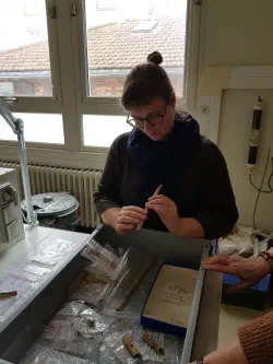 Barbara Minder tenant dans ses mains une flûte d'Isturitz (env. -20'000 ans av. JC) - Avec Charlotte Schneider - Musée National d'archéologie St-Germain-en-Laye - 2022