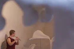 Barbara Minder dans le cloître de St-Ursanne avec des sculptures de Claudine Grisel - 2012 - Photo: Nicolas Meyer