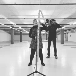 Tournage de Urchig - Parking de la gare Neuchâtel - Barbara Minder, flûte contrebasse et Nicolas Meyer, vidéo